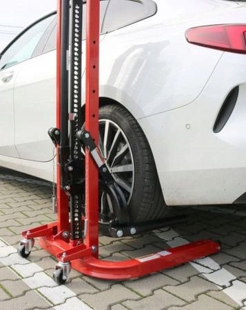 Mobilny jednokolumnowy podnośnik blacharski